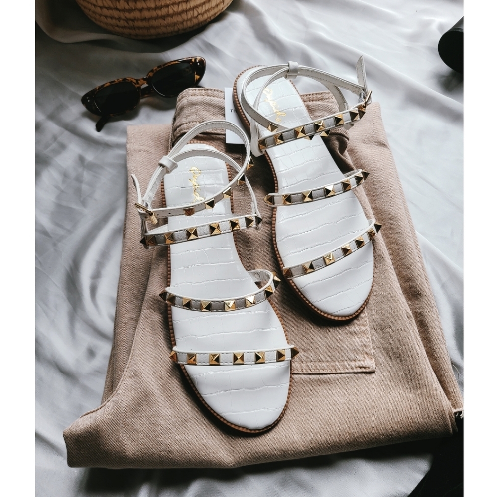 🚨Neutrally in love Collection// White Sandal - Picture 1 of 3
